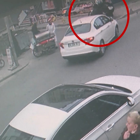 Küçükçekmecede motosiklet önce otomobile ardından kaldırımdaki kadına çarptı