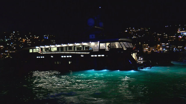 İstanbul Boğazı'nda eğlence düzenleyen tekneye polis baskını