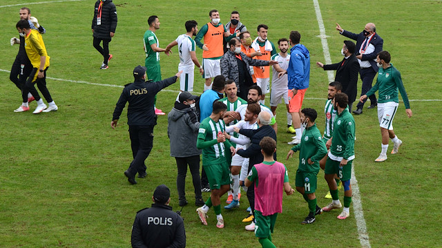 İki takım futbolcuları arasında maç sonu kavga çıktı.