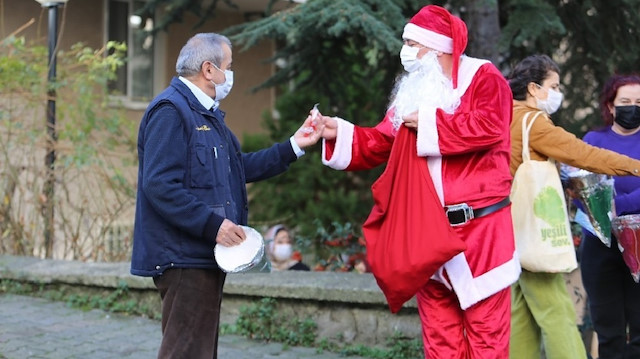 Noel Baba kılığına giren belediye çalışanları vatandaşlara hediyeler dağıttı. 