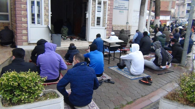 Bursa'da cuma namazı: Yağan rahmet altında namazlarını kıldılar