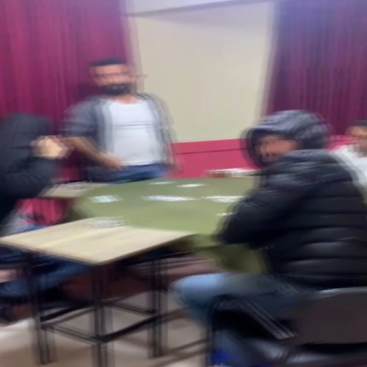Bursada yeni yıla kumar oynayarak girenler polisi görünce neye uğradıklarını şaşırdılar