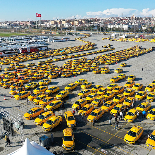 Taksiciler yeni tarife güncellemesi için Yenikapıya akın etti: Kilometrelerce kuyruk havadan görüntülendi