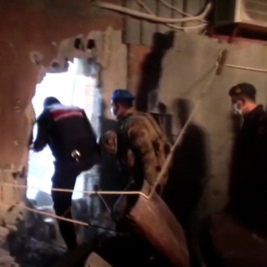 Mersinde kumarhaneye çevrilen salona polis ekipleri duvarı yıkarak girdi