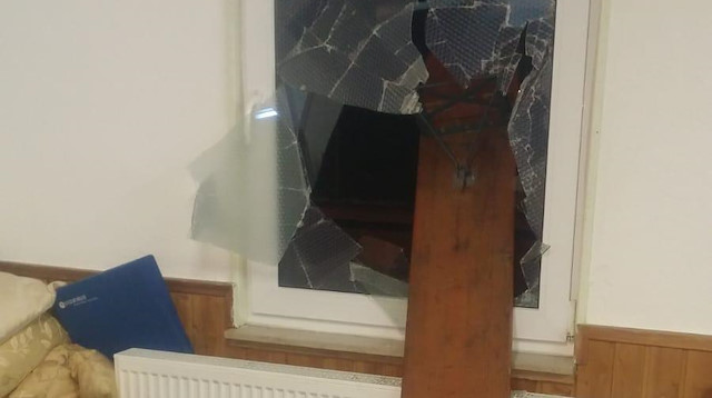 Sabah erken saatlerde düzenlenen saldırıda, caminin önünde bulunan ahşap oturma bankı ile caminin camı kırıldı.