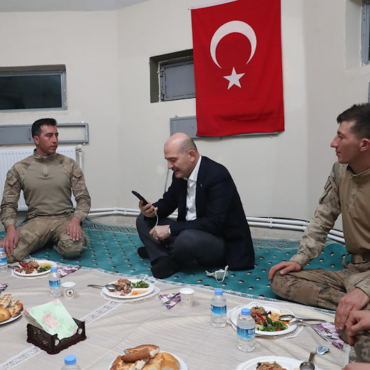 İçişleri Bakanı Soylu, yeni yıla kalekol üs bölgesindeki askerlerle girdi
