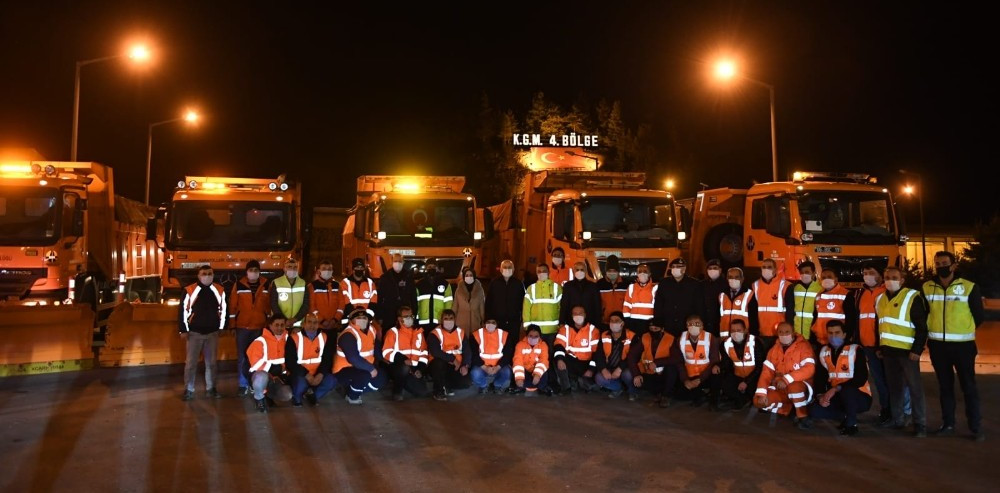 Bakan Karaismailoğlu daha sonra Bolu Dağı Bakım ve İşletme Şefliğini ziyaret ederek burada incelemelerde bulundu.