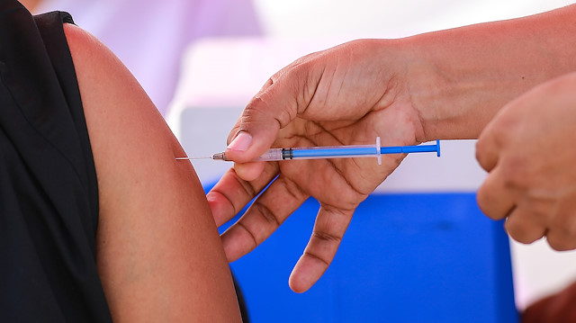Bir çok ülkede aşı uygulamaları başladı.