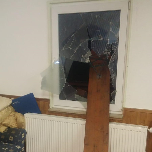Almanyada ırkçı gruplar yine sahnede: Aynı camiye ikinci kez saldırı düzenlendi
