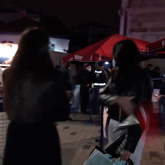 İranlı kadın turist İstiklal Caddesine giremeyince basın mensubunun mikrofonunu fırlattı