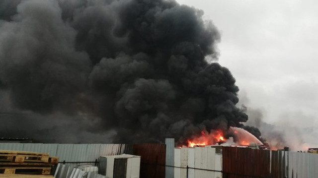 Tuzla’da bulunan bir fabrikanın bahçesinde yangın çıktı.