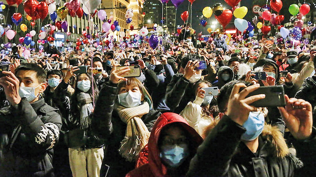 Vuhan belediye binası önü ve kentin belirli noktalarında bir araya gelen binlerce kişi, gökyüzüne balonlar bırakarak çeşitli eğlencelerle yeni yılı karşıladı.