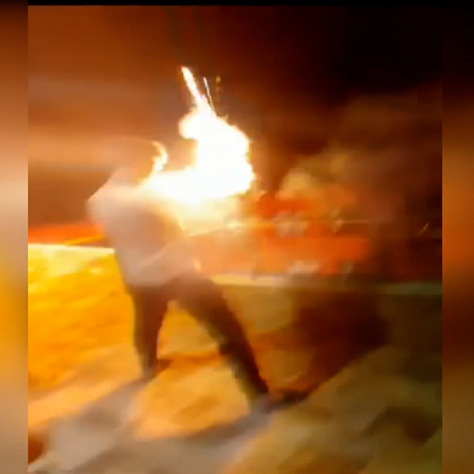 Terasta havai fişek patlatan gençler facianın eşiğinden döndü