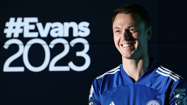 Jonny Evans, 2023 yılına kadar Leicester City forması giyecek.