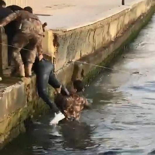 Özel Harekat polisi Ortaköy Sahilinde denize düşen turisti kurtardı