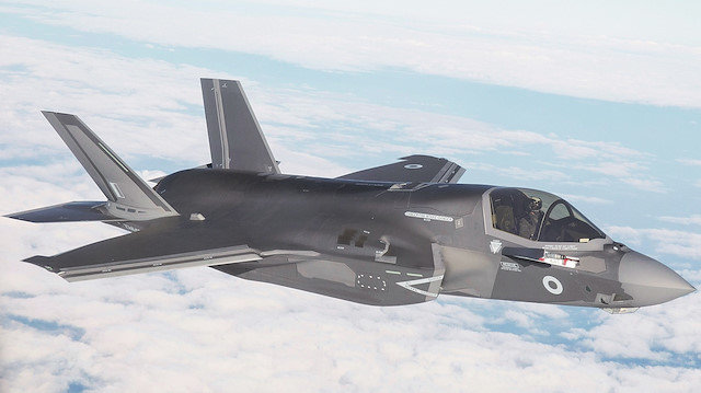Bloomberg’in haberine göre ABD Savunma Bakanlığı (Pentagon), Lockeed Martin’in ana yükleniciliğinde geliştirilen beşinci nesil savaş uçağı F-35’lerin “tam oranlı seri üretim programını” süresiz olarak erteledi. 