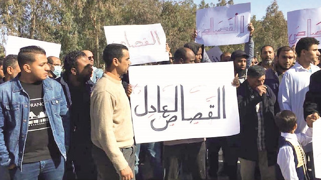 Hafter güçlerine bağlı savaşan Sudanlı “Cancevid” ve Rus “Wagner” çetelerinin silahlı saldırılarının ve hırsızlıklarının bir son bulmasını talep eden protestocular, ellerinde “kısas” yazılı pankartlar taşıdı.