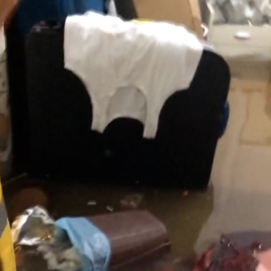 Antayada yeni evli çiftin taksiti yeni biten tüm eşyaları su basan evinde kullanılamaz hale geldi