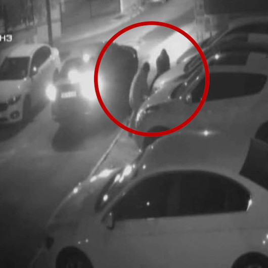 Siparişe göre far çalan hırsızlar önce kameraya sonra polise yakalandı