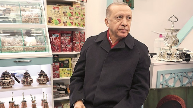 Cuma namazını Ayasofya Camisi’nde kılan Erdoğan daha sonra esnafı ziyaret etti.