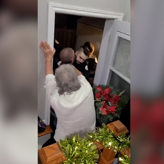 Kanada polisinden yılbaşı gecesi evde toplanan gruba baskın