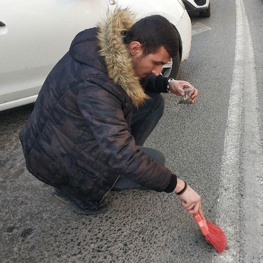 Samsunda narkotik polisi asfalttan uyuşturucu süpürdü