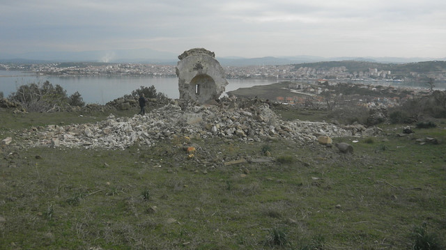 Balıkesir'de 250 yıllık manastır şapeli de benzer şekilde defineci kazıları nedeniyle yıkıldı.  