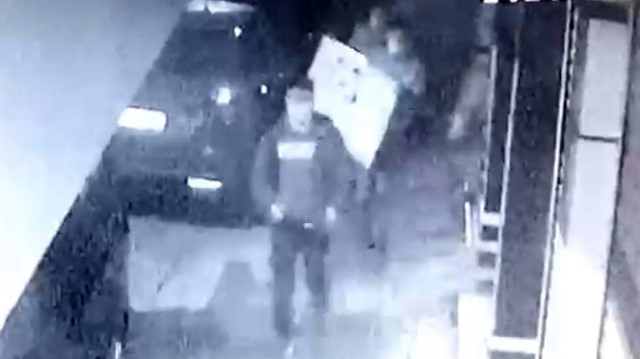 Ev sahipleri uyurken soygun yapan hırsızların çaldıkları televizyonla kaçma anları kamerada