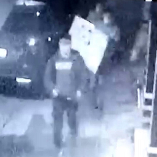 Ev sahipleri uyurken soygun yapan hırsızların çaldıkları televizyonla kaçma anları kamerada