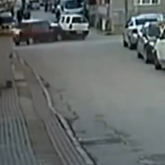 Bursada iki otomobilin dört yol ağzında çarpıştığı kaza kamerada