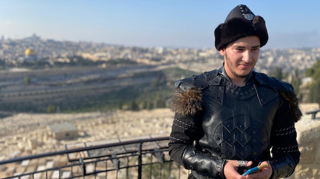 Dirilish Ertugrul هنرمند فلسطینی موسیقی سریال خود را با آهنگی که برای بیت المقدس آماده کرده سازگار می کند