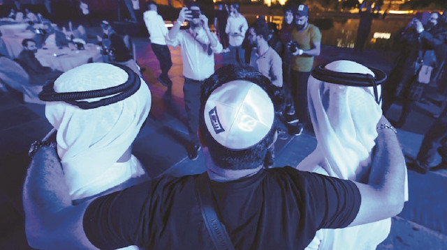 İsrail vatandaşları Eylül ayında ülkeleriyle “normalleşme” anlaşması imzalayan BAE’yi adeta her şey serbest bölge ilan etti. BAE’nin ülkelerine karşı aciz tutumundan cesaret alan İsrail vatandaşları son olarak yeni yıl kutlamaları için Dubai’ye kaçak yollardan uyuşturucu soktu.
