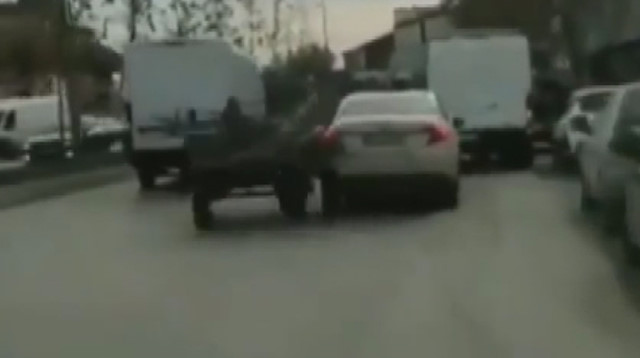 Küçükçekmece'de başıboş at trafiği birbirine kattı