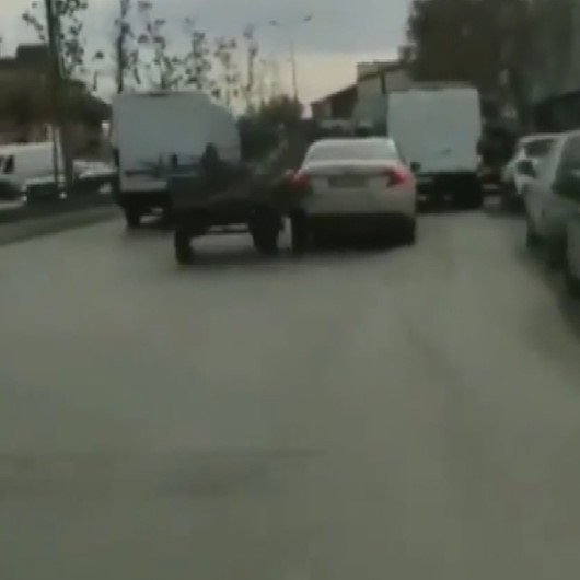 Küçükçekmecede başıboş at trafiği birbirine kattı