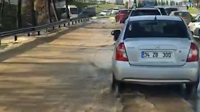 İSKİ bu kez İstanbul Bağcılar'da bir boruyu patlattı yol dereye döndü