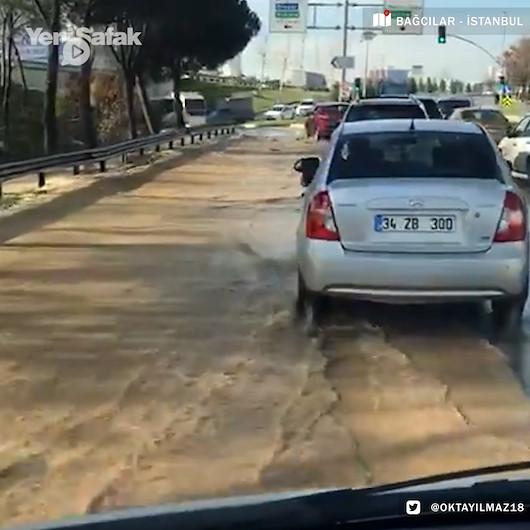 İSKİ bu kez İstanbul Bağcılarda bir boruyu patlattı yol dereye döndü