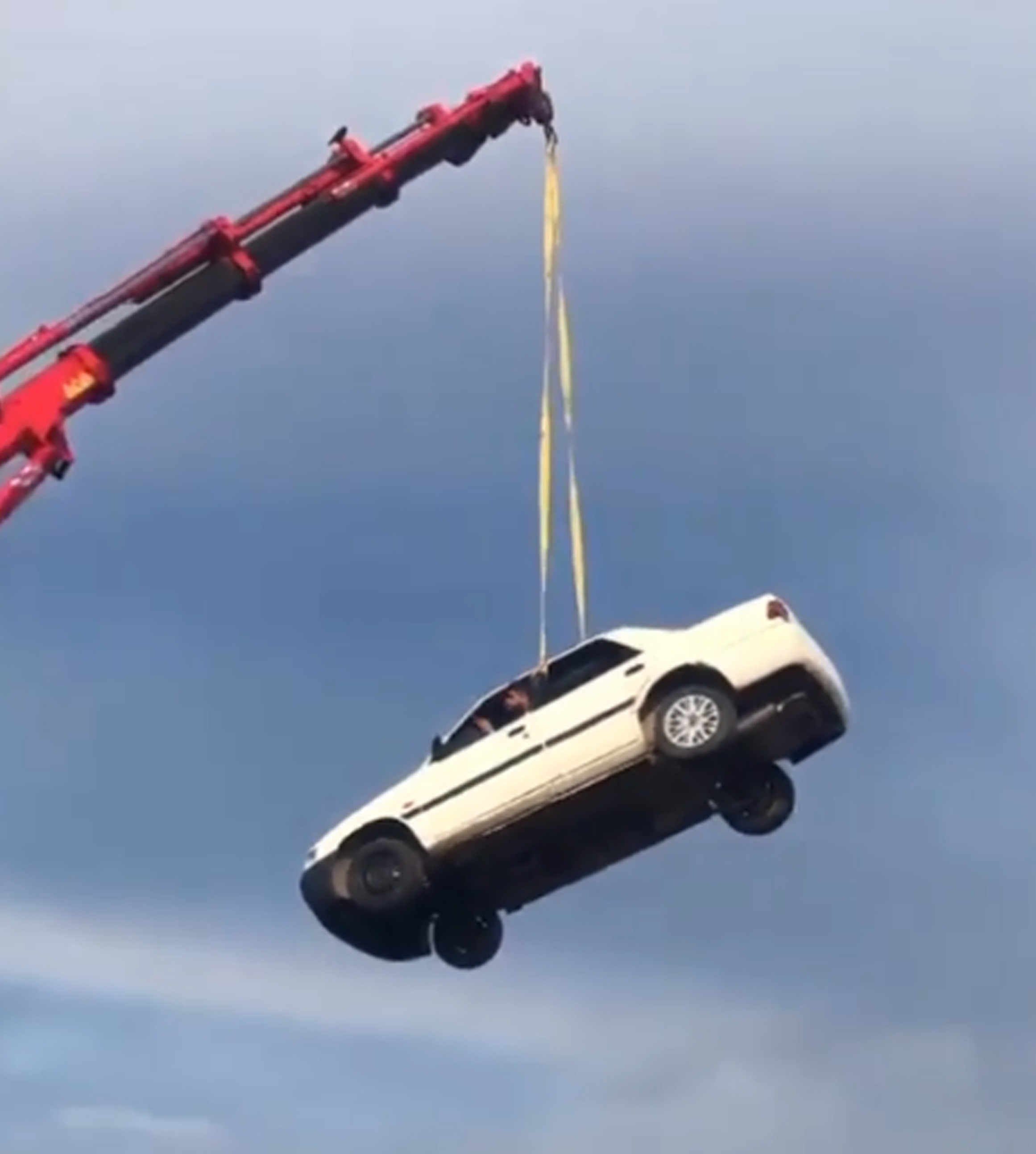 vincle tehlikeli cekim otomobili 30 metre yukseklige cikardiklari sirada kadin ve cocugun olmasi tuyleri urpertti yeni safak