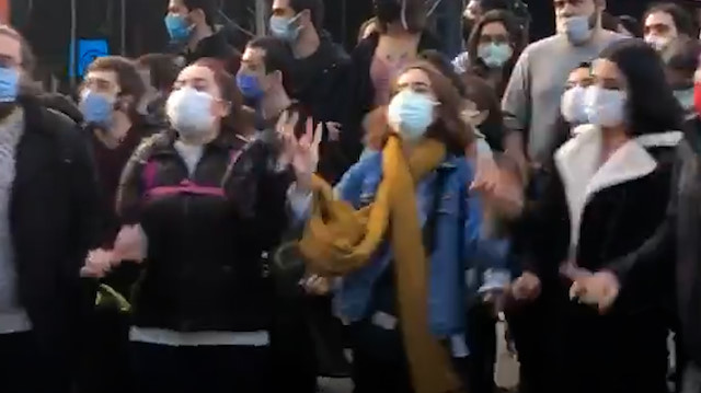 Boğaziçi Üniversitesi'nde toplanan gruptan DHKP-C marşı: Ellerinde sapanlar vuruyor bu çocuklar