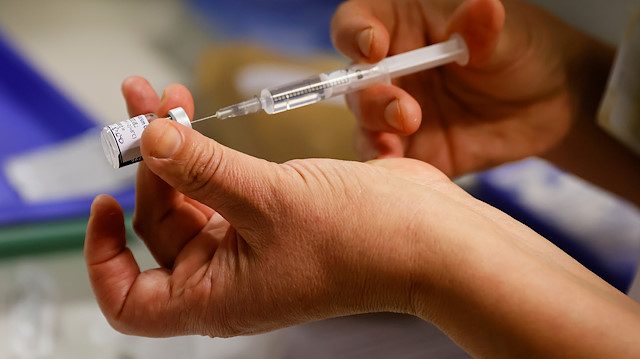Fransa'da bir haftada sadece 450 kişiye aşı yapıldı.