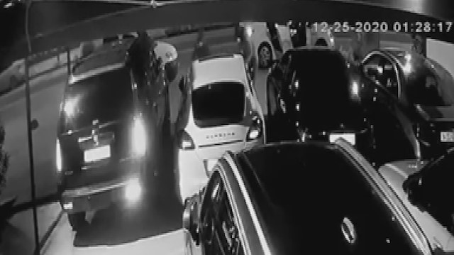 Lüks otomobilin farını alıp kaçan hırsızların görüntüsü güvenlik kamerasına yansıdı.