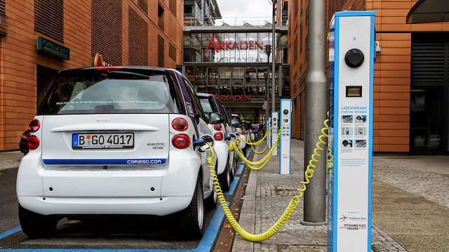Norveç, fosil yakıt kullanan otomobillerdeki vergileri tamamen elektrikli otomobillere uygulamıyor.