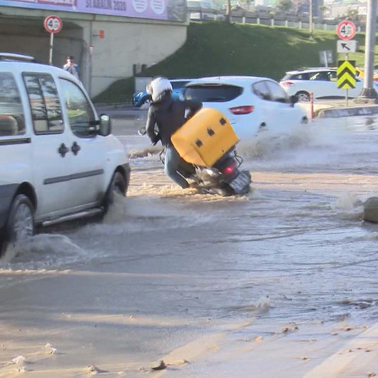 Bağcılarda su borusu patladı: Sele kapılan motosikletlinin düşme anı kamerada