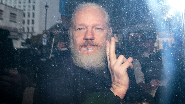 Assange, İngiltere’ye iadesinin ardından ABD’nin suçlamaları ve iade talebi nedeniyle Londra’daki HM Hapishanesi Belmarsh’ta tutuluyor.