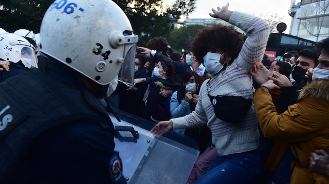 Boğaziçi Üniversitesi'ne girmeye çalışanlar “katil polis” sloganları attı.