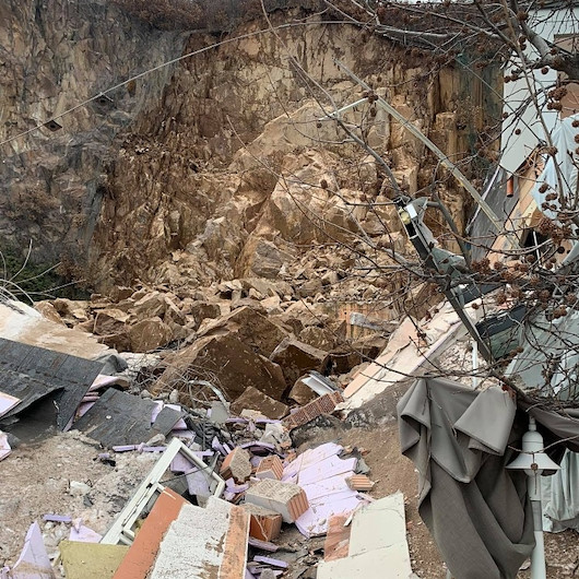 İtalya’da heyelan nedeniyle bir otel yıkıldı
