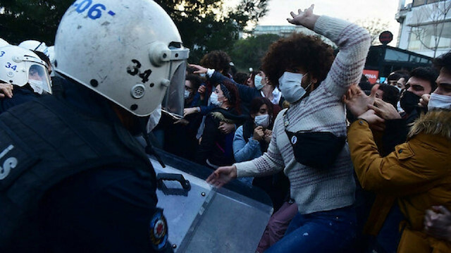 Göstericiler polislere saldırmıştı. 