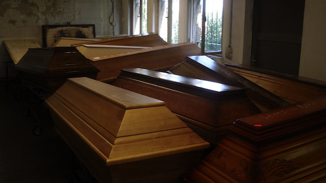 Dünyayı etkisi altına alan koronavirüs salgınından bu yana 1 milyon 814 bin 565 vakanın tespit edildiği ve 37 bin 180 kişinin hayatını kaybettiği Almanya'da cesetlerin yüksek sıcaklıklarda yakıldığı bir krematoryum merkezindeki görüntüler kan dondurdu. Alman medyası, Meissen kentindeki bir krematoryumun Kovid-19 nedeniyle hayatını kaybeden kişilerdeki artış nedeniyle tam kapasiteli çalıştığını görüntüledi.