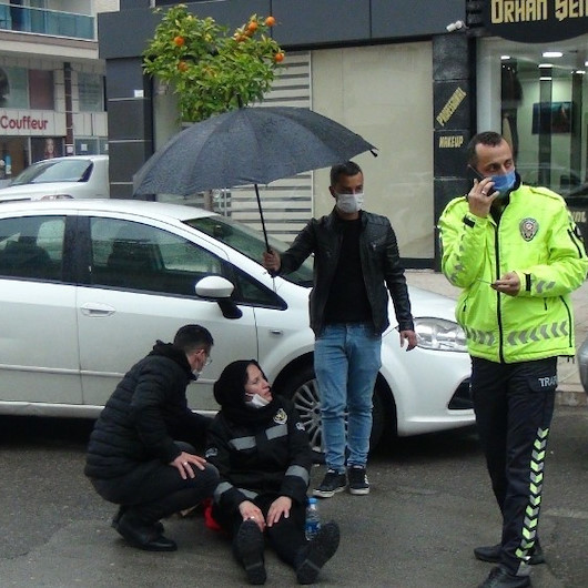 Antalyada motosikletten düşüp yaralanan kadına şemsiyeli koruma