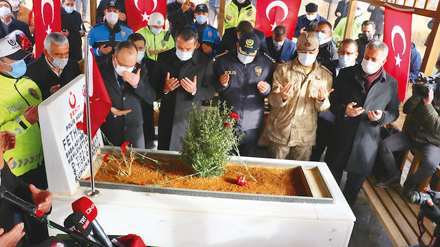 Şehit polis için Elazığ Baskil’e bağlı Doğancık köyündeki kabri başında tören düzenlendi. 