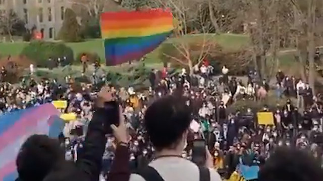 Boğaziçi Üniversitesi'nde LGBT bayraklı danslı eylem